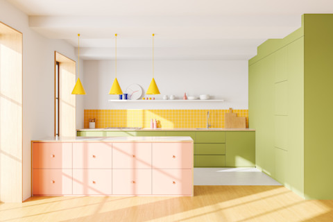 Heldere keuken in pastelroze en groen, met moderne kastontwerpen als inspiratie.