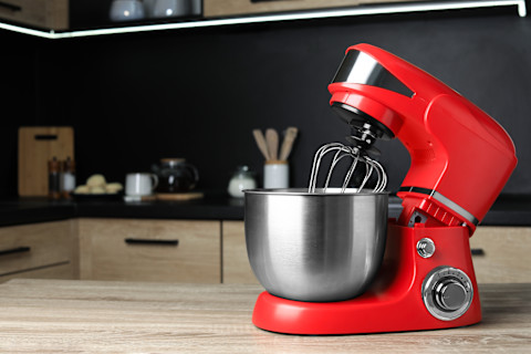 Moderne mixer in een keuken, geplaatst op een houten tafelblad voor praktisch gebruik.