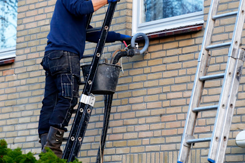 islolatiespecialist plaatst isolatie in de spouwmuur van een woning