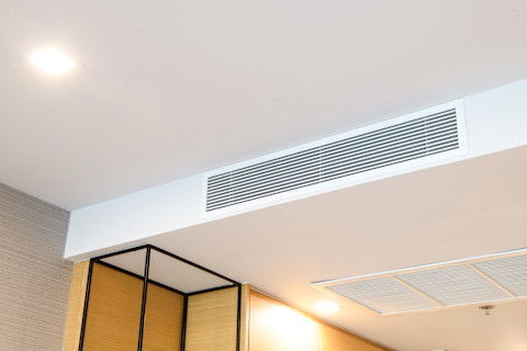 Airco binnenunit is uitgevoerd in een strak ontwerp en stijlvol geïnstalleerd aan het plafond