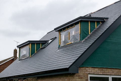 Prefab dakkapel op het dak van een woning