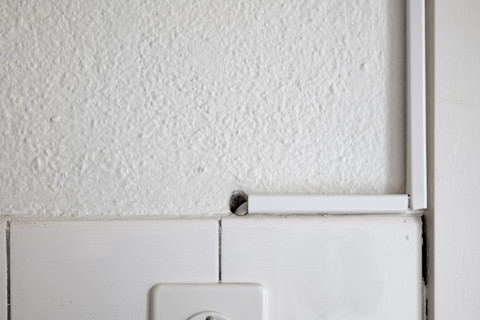 Witte kunststof kabelgoten en afdekplaten voor het netjes wegwerken van elektrische bedrading.