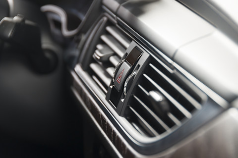 Interieur van een moderne auto met zicht op dashboard en stuur, volledig in nette staat en goed onderhouden.