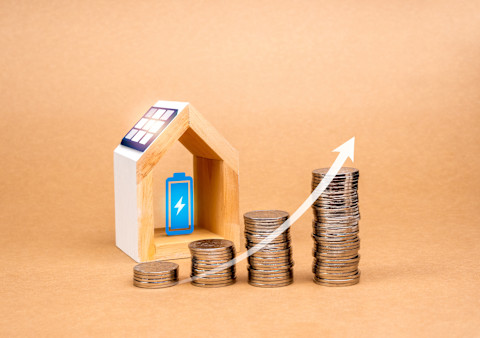 Grafiek met stijgende besparing als symbool voor slimmer energiegebruik met een thuisbatterij.