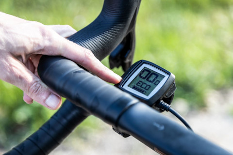 Fietser controleert het stuur van zijn e-bike terwijl het display uitgeschakeld is.
