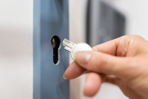Afgebroken sleutel waarvan het andere deel vast zit in het slot van de deur