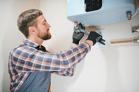 CV installateur onderhoud een moderne witte CV ketel