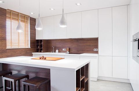 Lichte en ruime moderne keuken met strakke lijnen en veel daglicht.