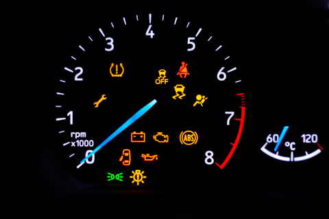 Symbolen van waarschuwingslampjes op het dashboard geven duidelijk storingen of defecten van de auto weer.