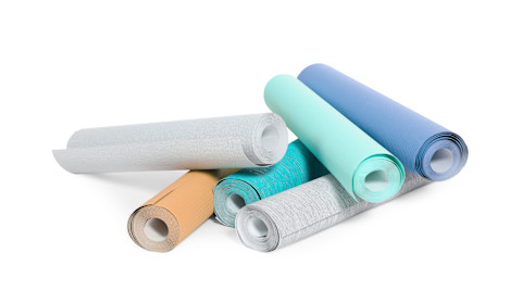 Diverse kleurrijke rollen plakfolie, geschikt voor interieur- en meubelwrapping.