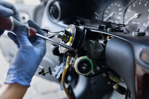 Close-up van auto-onderstel met ophangings- en stuuronderdelen, focus op technische details van het systeem.