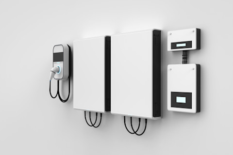 Moderne woning met thuisbatterij, laadpaal en zonnepanelen als slim energieopslagsysteem.