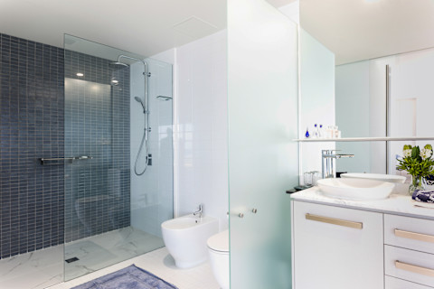 moderne badkamer met grote inloopdouche