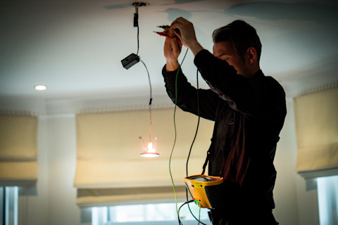 Elektricien plaatst een aardlekschakelaar