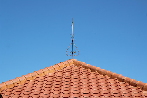 Bliksemafleider geïnstalleerd op het hoogste punt van het dak om blikseminslag in de woning te voorkomen