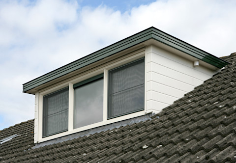 Prefab kunststof dakkapel op een schuin dak van een Nederlandse woning.