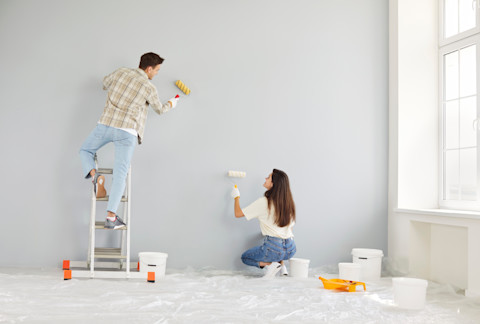 Woonkamermuur wordt geschilderd tijdens de verbouwing van een woning.