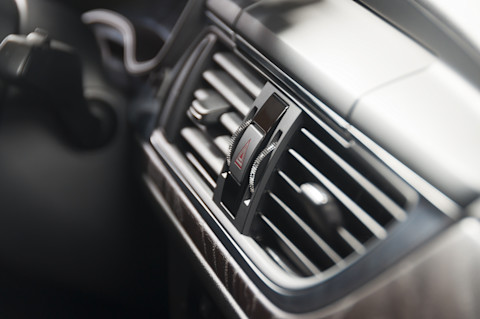 Interieur van een moderne auto met zicht op dashboard en stuur, volledig in nette staat en goed onderhouden.