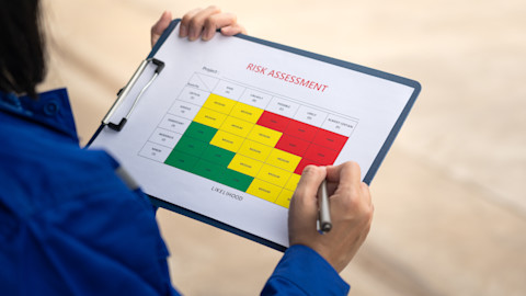 Aannemer inspecteert veiligheidsmaatregelen en risico’s op de bouwplaats met behulp van een overzicht.