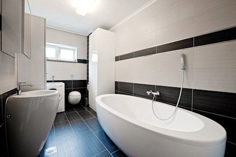 Moderne badkamer met een zwart en wit tegelpatroon
