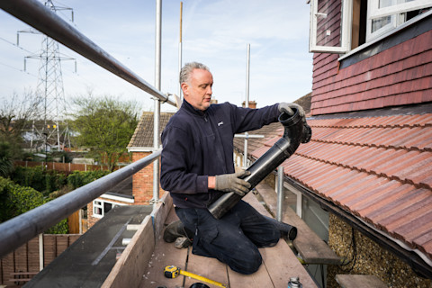 vakman werkt aan de installatie van een WTW installatie in een rijtjeshuis