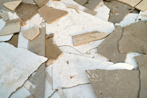Stapel versplinterde platen op de grond tijdens sloopwerk