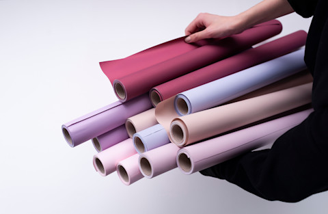 Meerdere rollen folie en wrapmateriaal opgestapeld, klaar voor gebruik bij decoratie of keukenwrapping.