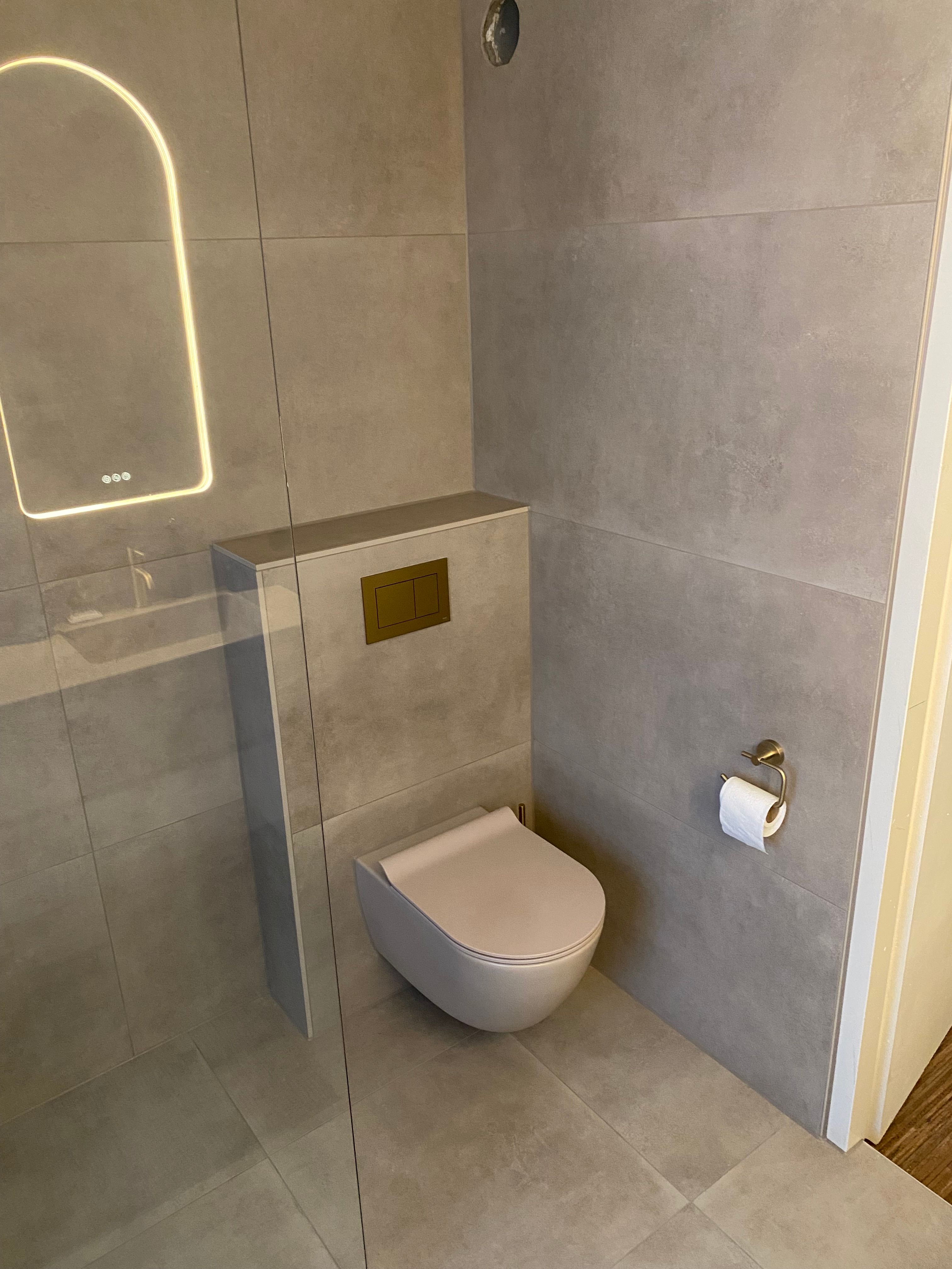 Toilet met glazen wand