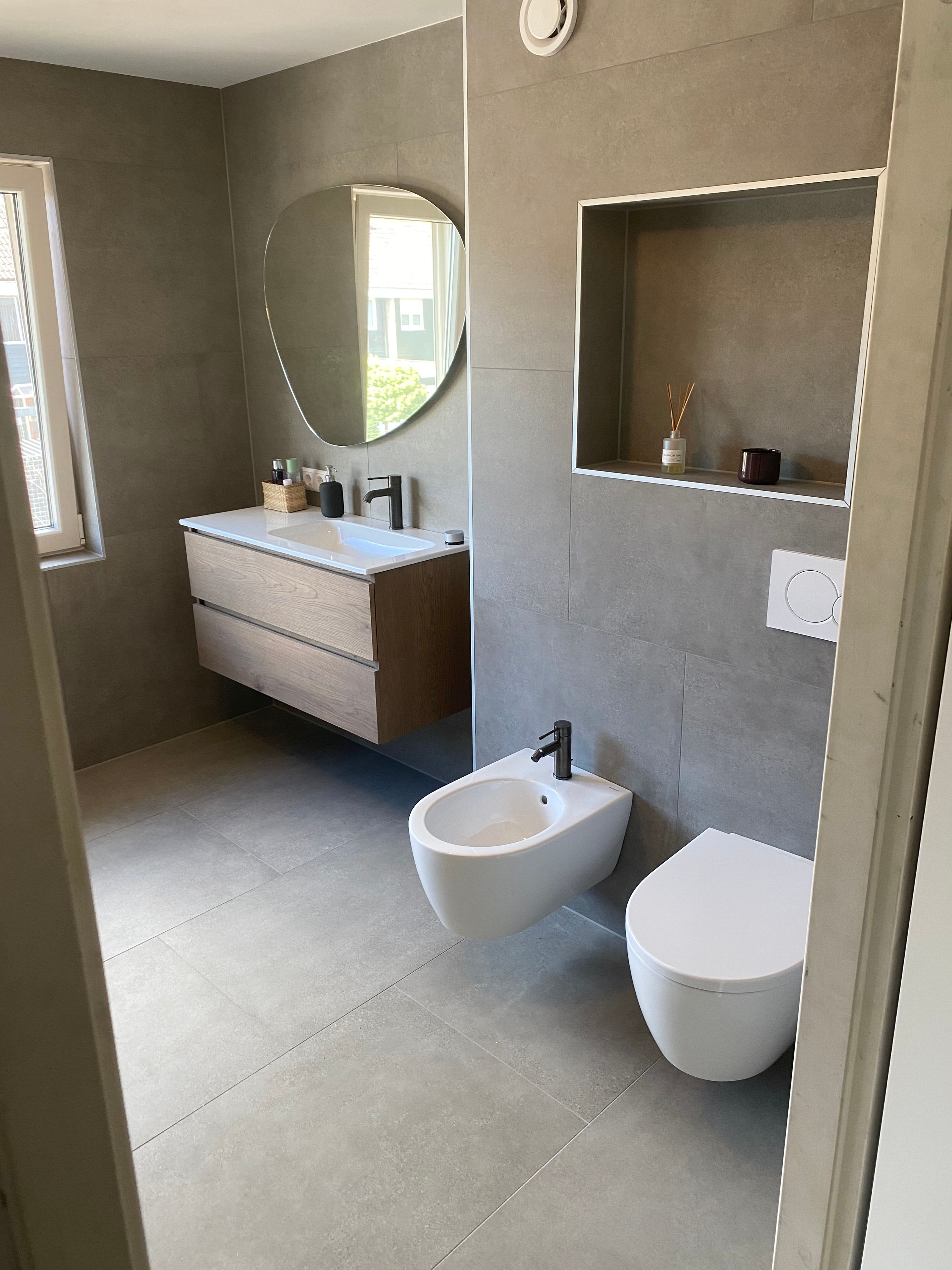 Badkamer met hangtoilet