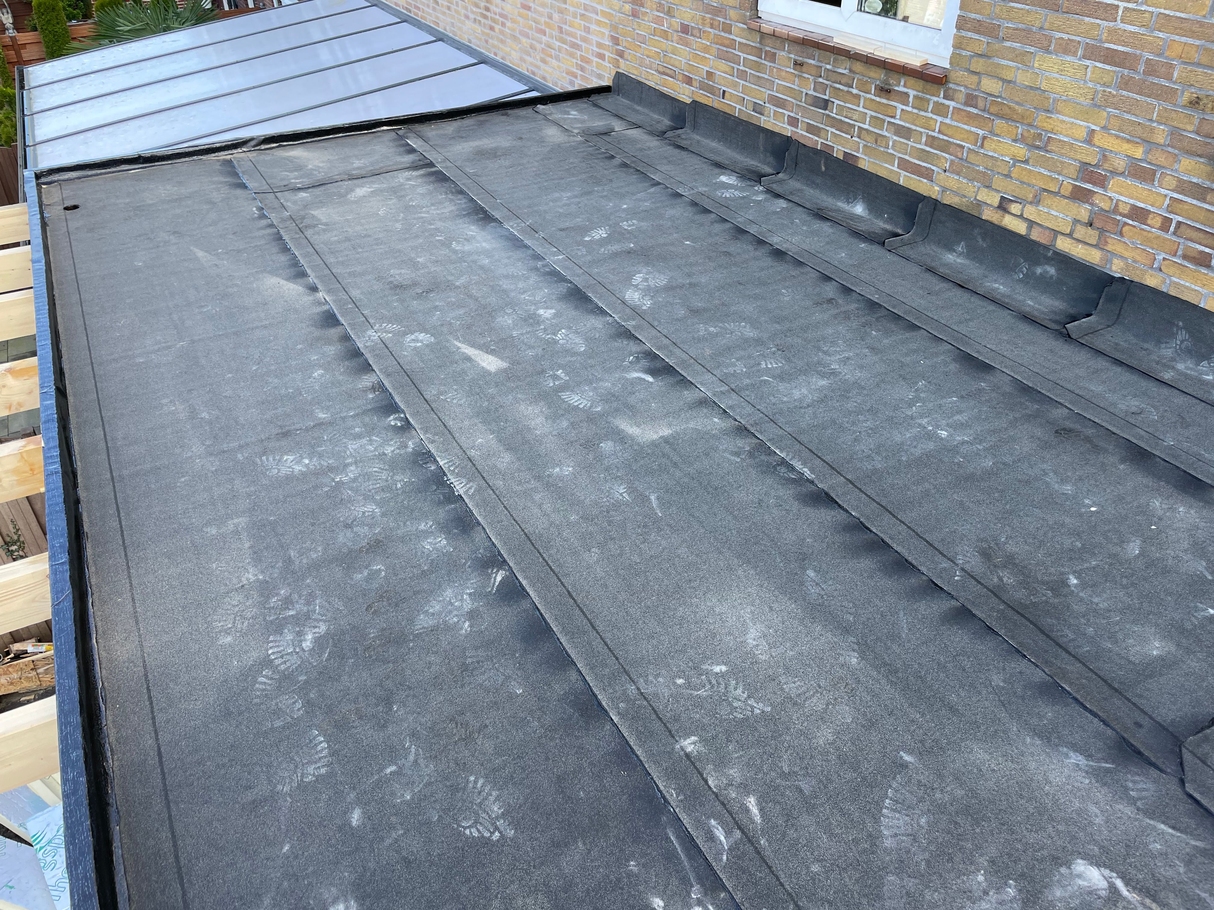 Plat dak met bitumen