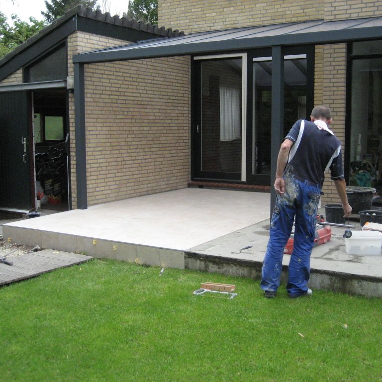 betonnen buiten terras betegelen