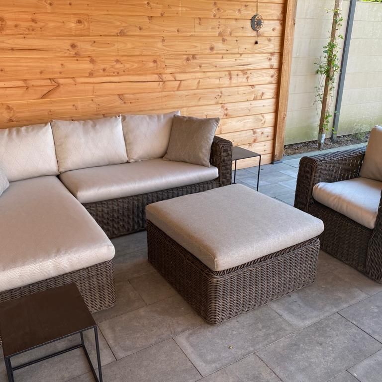 Stofferen: 8 meubels; Kussens loungeset buiten