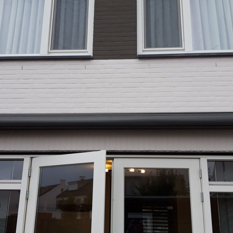 Knikarmscherm ophangen en aansluiten op elektra