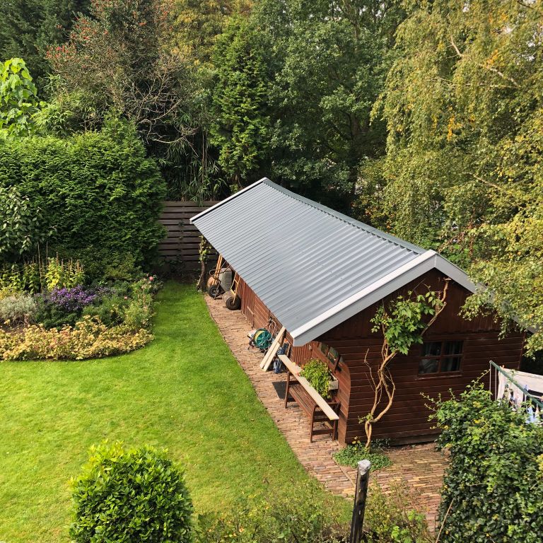 Dakrenovatie: 45 m2 puntdak schuur: Golfplaten vervangen