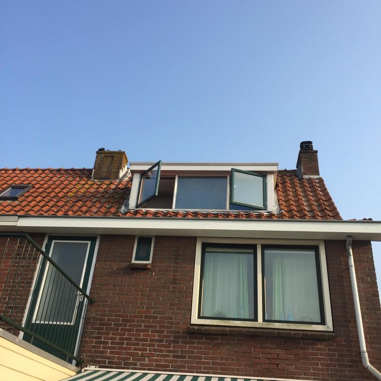 Vervangen zinken dakgoot en boeiboord voor en achterzijde huis met...