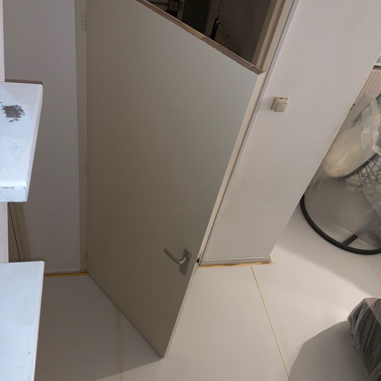 Binnenschilderwerk: 25 m2 wanden; 5 deuren; 1 trap