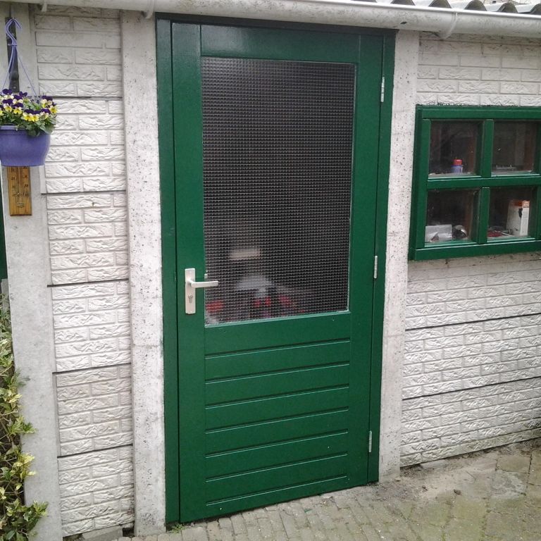 Nieuwe degelijke schuurdeur plaatsen (of oude repareren)