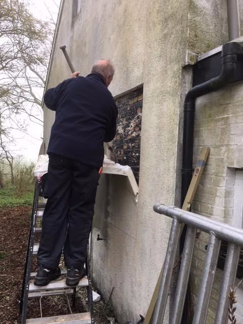 Plaatsen van tweestuks buitenkozijnen met afmeting 800 x 1350 mm, w...