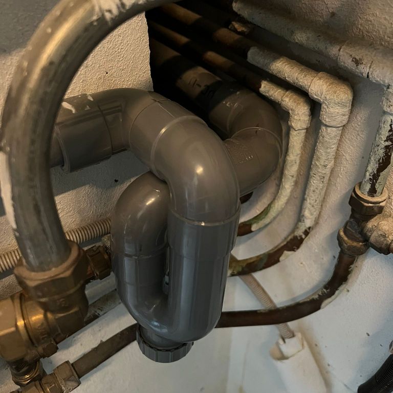 Waterleiding en riolering: Nieuwe leiding aanleggen; Leidingen of a...