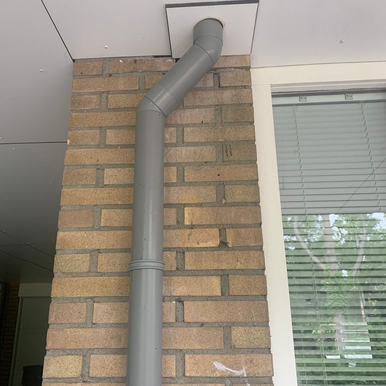 Dakdoorvoer: Rgenpijp vervangen, nieuwe uitloop in het balkon plakk...