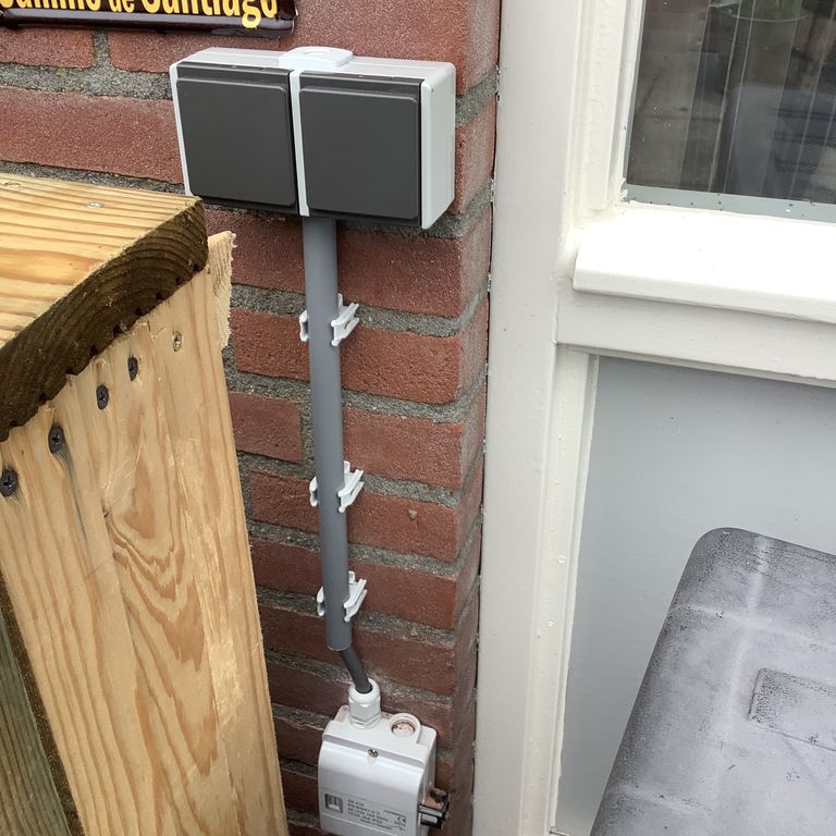 Schakelaars of stopcontacten: 1 stopcontact; Installeren