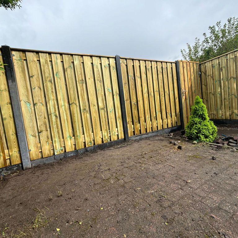 Schutting of hek plaatsen: 6 L; 2 H; Beton, Hout; Achtertuin