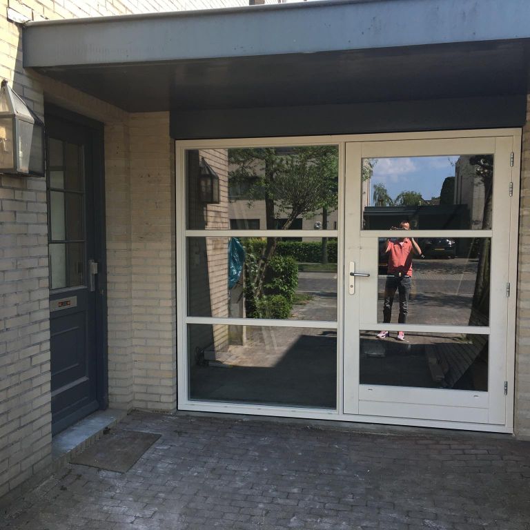 Plaatsen van een kozijn inclusief deur