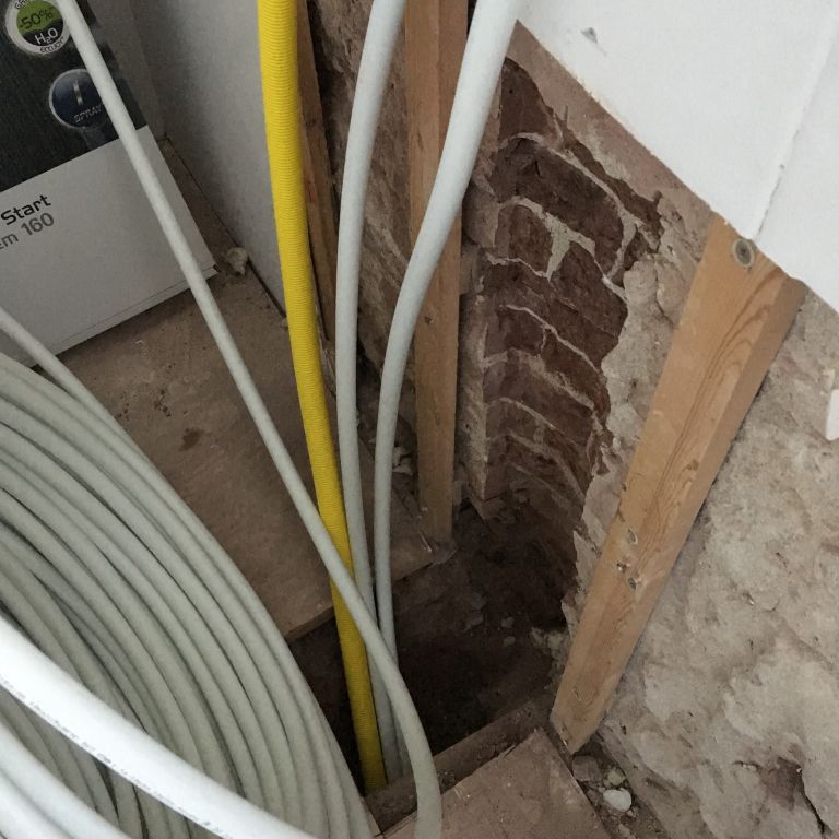 aanbrengen radiatoren en verplaatsen van waterleidingen