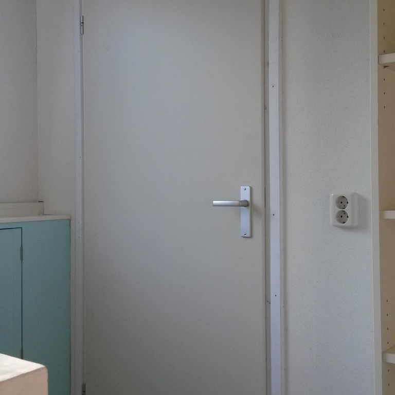 Deuropening maken en kozijn met deur plaatsen deels in dragende wand