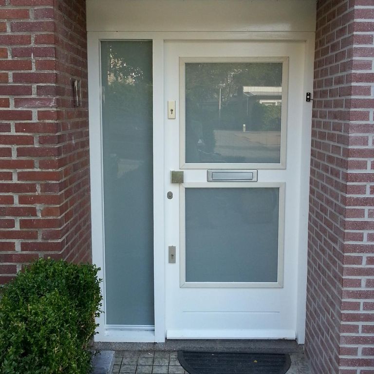 uitzetten verlegen gevolgtrekking Glas van de voordeur vervangen? Vind de juiste glaszetter | Werkspot uitzetten verlegen gevolgtrekking Glas van de voordeur vervangen? Vind de juiste glaszetter | Werkspot