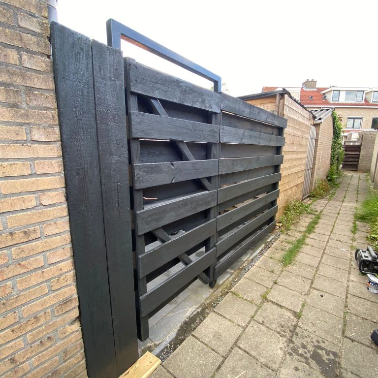 Schilderwerk buiten: Schutting van ongeveer 2 meter breed.; 1 deur
