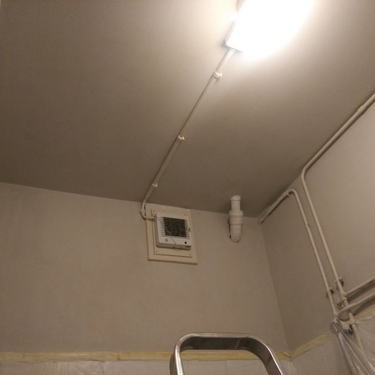 Badkamer wand en plafond afsteken en stuccen