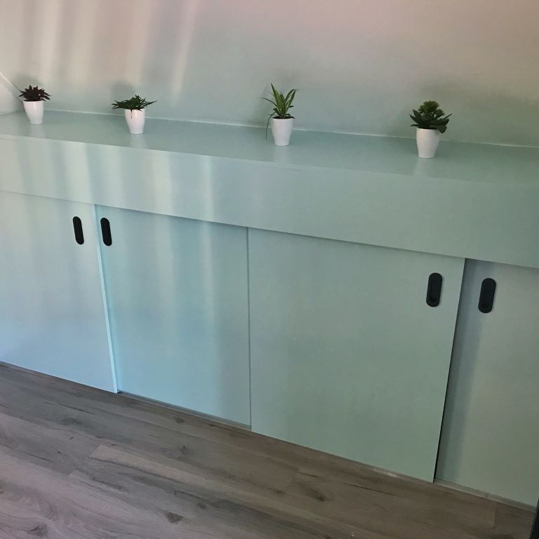 Meubels maken: 1 meubel; Kast met schuifdeuren op zolder met schuin...