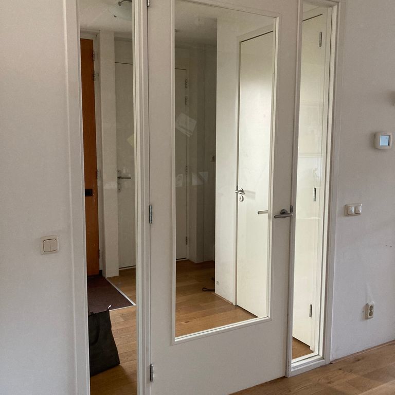 Binnendeuren: 1 deur; Stalen taatsdeur